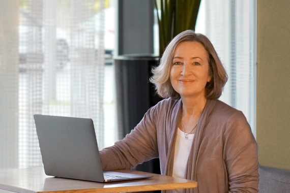 Petra Eppig, Lektorin und Übersetzerin für Leichte Sprache und Einfache Sprache Foto von Petra Eppig am Laptop