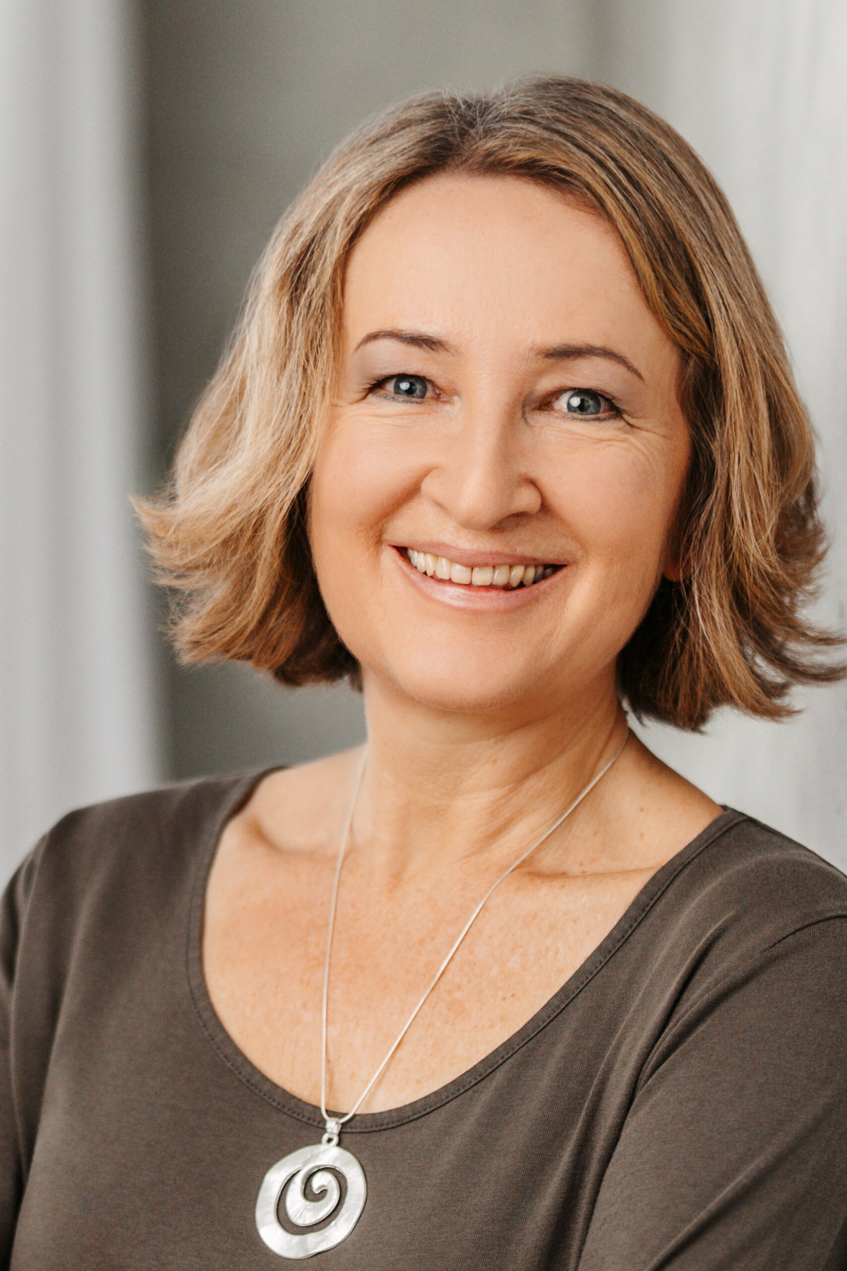 Ein Foto von Petra Eppig.
Petra lächelt.